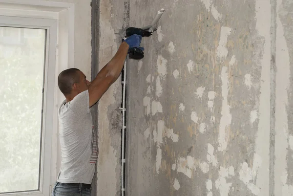 Trabajador Fija Las Tuberías Para Aire Acondicionado Pared —  Fotos de Stock