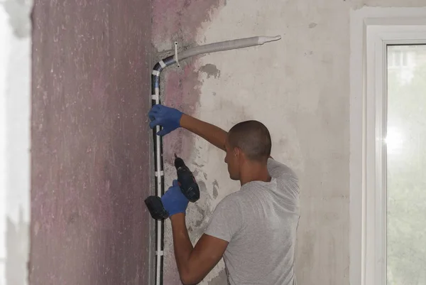 Arbeiter Fixiert Die Rohre Für Die Klimaanlage Der Wand — Stockfoto