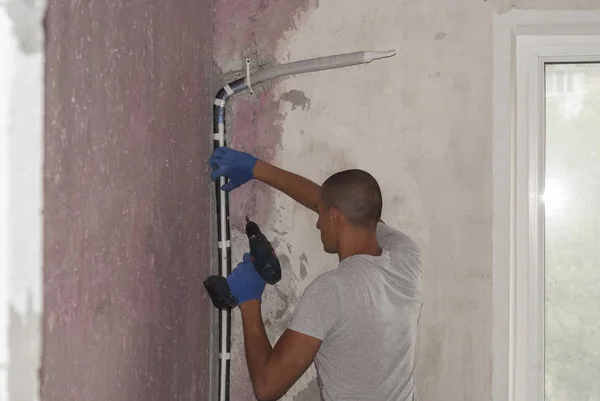 Trabajador Fija Las Tuberías Para Aire Acondicionado Pared —  Fotos de Stock