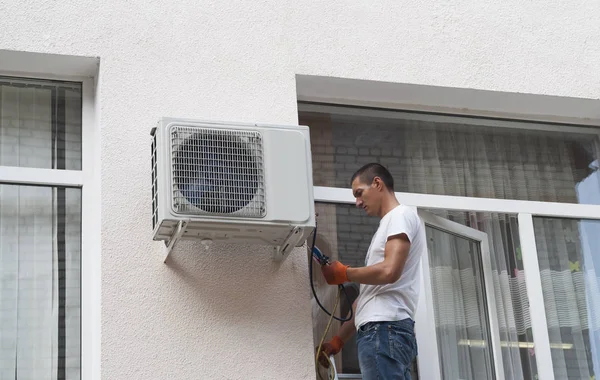 Personen Installerar Utomhusenheten Luftkonditioneringen — Stockfoto
