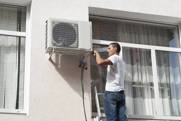 Arbeiter Installiert Die Außeneinheit Der Klimaanlage Stockfoto