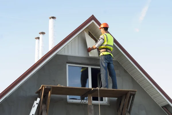 Travailleur Construction Monte Soffit Sur Les Avant Toits — Photo