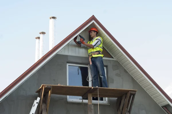 Construction Worker Mounts Soffit Roof Eaves — Stock Photo, Image