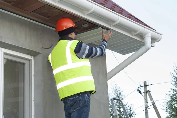 Trabajador Construcción Monta Sofá Los Aleros Del Techo — Foto de Stock