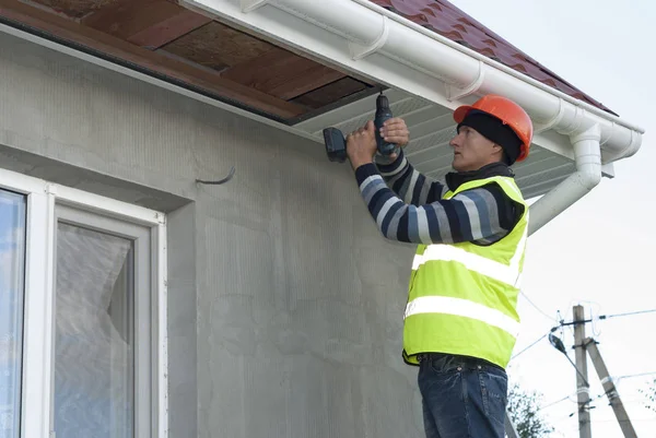 Construction Worker Mounts Soffit Roof Eaves — Stock Photo, Image