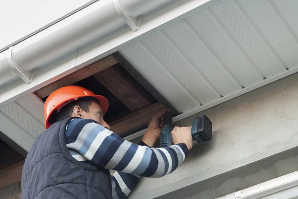 Bouwvakker Een Bouwkundig Wordt Geactiveerd Dakrand Van Het Dak — Stockfoto