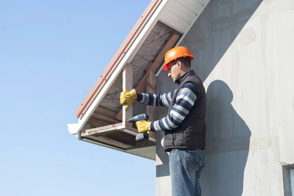 Construction Worker Mounts Soffit Roof Eaves — Stock Photo, Image