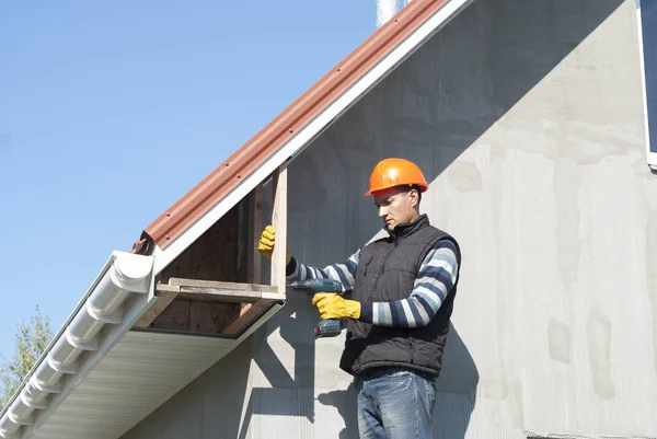 Construction Worker Mounts Soffit Roof Eaves — Stock Photo, Image