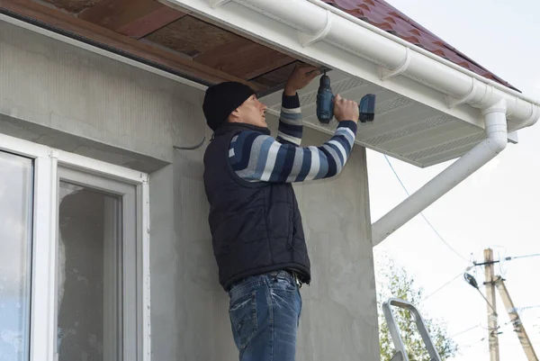 Bauarbeiter Montiert Soffit Auf Dachtraufe Stockbild