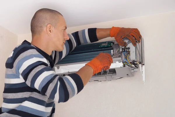 Werknemer Installeert Binnenapparaat Airconditioner Muur — Stockfoto
