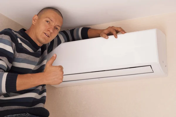 Klusjesman Knuffels Een Airconditioner Houdt Zijn Duim Omhoog — Stockfoto