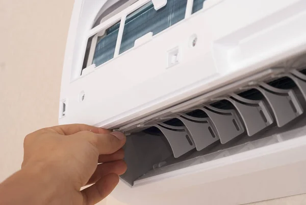 master regulates the air flow direction of the air conditioner