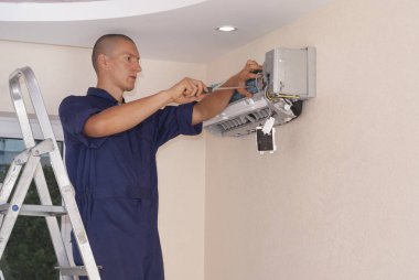 çalışan Klima iç ünite duvara yükler.