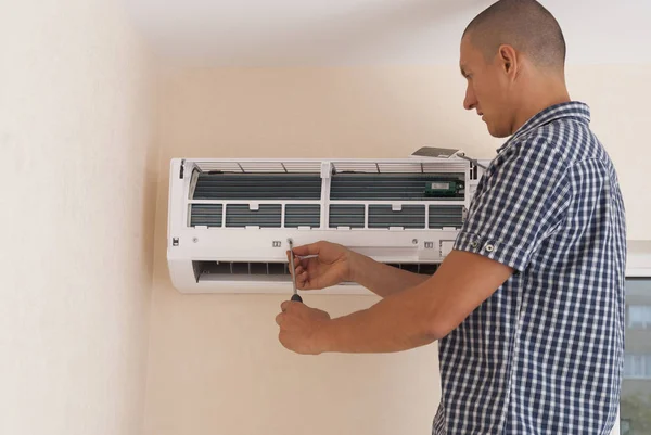 Worker Installs Indoor Unit Air Conditioner Wall — Stock Photo, Image