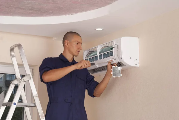 Arbeiter Installiert Raumklimaanlage Der Wand — Stockfoto