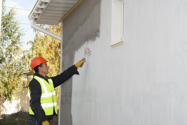 Εργαζόμενος Κατασκευή Είναι Ζωγραφική Ενός Τοίχου Έναν Κύλινδρο — Φωτογραφία Αρχείου