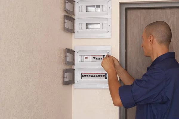 Elektrikçi Bir Tornavida Ile Geçiş Panosu Kapak Giderir — Stok fotoğraf