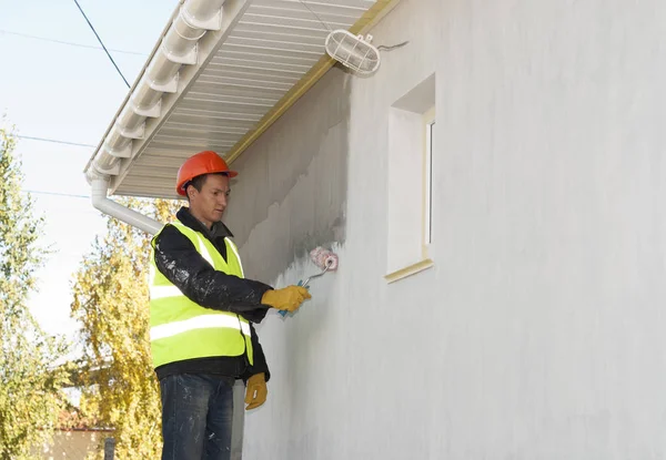 Trabalhador Construção Está Pintando Com Rolo Casa — Fotografia de Stock