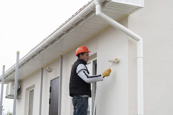 Obrero Construcción Está Pintando Una Pared Con Rodillo — Foto de Stock