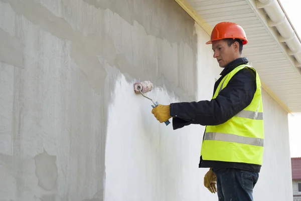 Trabalhador Construção Está Pintando Uma Parede Com Rolo — Fotografia de Stock