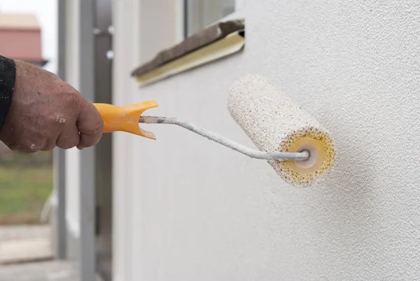 Strukturelle Rolle Der Hand Auf Dem Hintergrund Der Bemalten Wand — Stockfoto