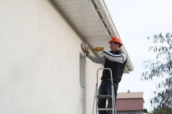 Electricista Con Destornillador Mano Monta Una Lámpara Pared —  Fotos de Stock