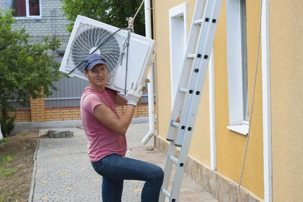 Instalación de la unidad de aire acondicionado exterior —  Fotos de Stock