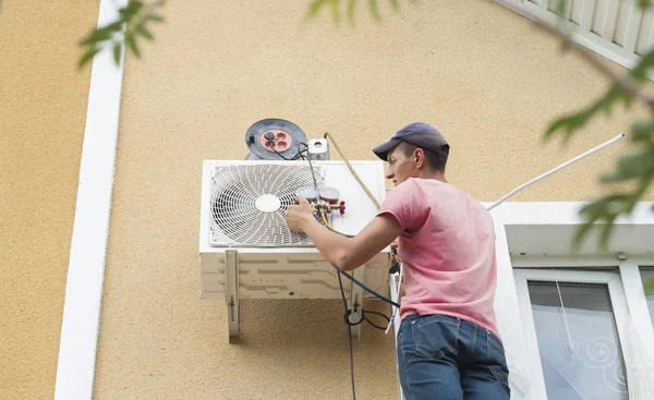 Installation av utomhusenheten luftkonditioneringen — Stockfoto