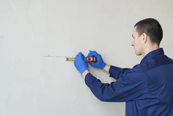 Electricista trabajador realiza el marcado — Foto de Stock