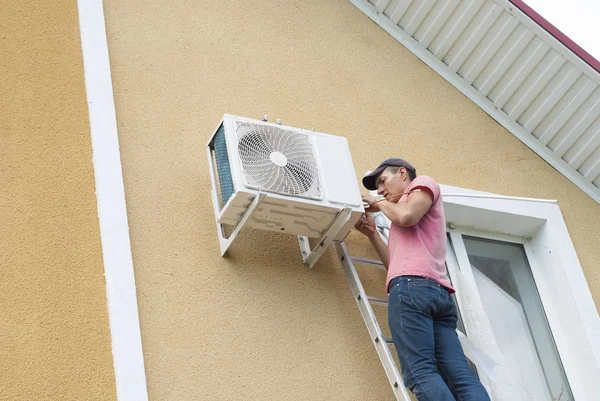 Instalación de la unidad de aire acondicionado exterior —  Fotos de Stock