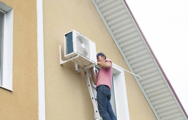 Installation av utomhusenheten luftkonditioneringen — Stockfoto