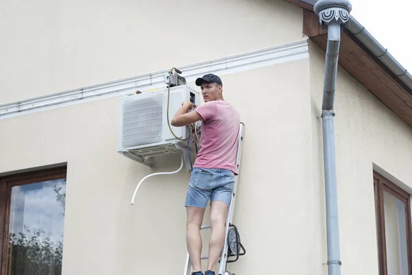 Instalación de la unidad de aire acondicionado exterior —  Fotos de Stock