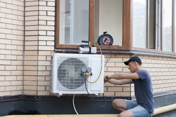 Installation av utomhusenheten luftkonditioneringen — Stockfoto