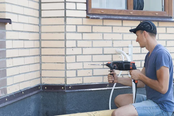 Installation of the outdoor unit air conditioner — Stock Photo, Image