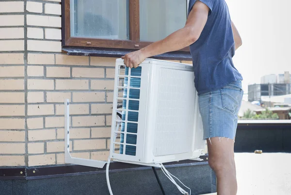 Installation der Klimaanlage für den Außenbereich — Stockfoto