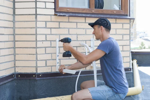 Installation av utomhusenheten luftkonditioneringen — Stockfoto