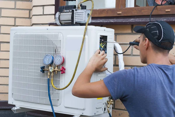 Installation of the outdoor unit air conditioner — Stock Photo, Image