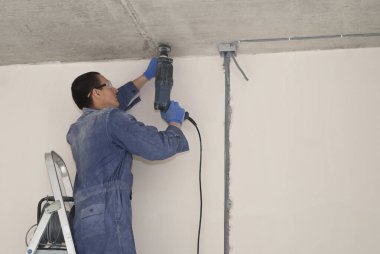 Elektrikçi tel takıyor