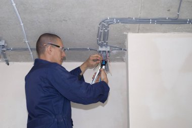 Elektrikçi kabloları soyar