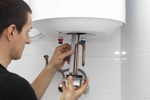 The master repairs the boiler — Stock Photo, Image