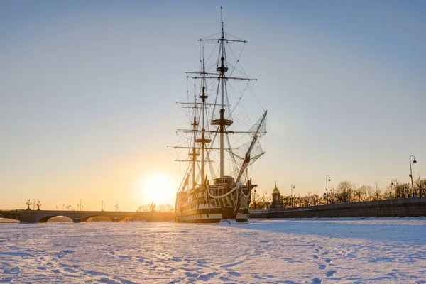 Rússia, São Petersburgo, 4 de março de 2018: Frigate "Grace " — Fotografia de Stock