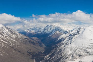 Karlı zirveleri Elbrus, Rusya.