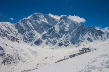 Karlı zirveleri Elbrus, Rusya.