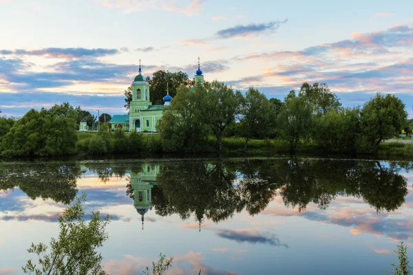 Русская церковь на закате и реке, Московская область, г. Рязанцы — стоковое фото