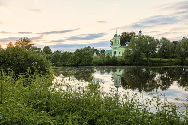 Rosyjski Kościół w zachód słońca i rzeki, Moscow region, Ryazantsy — Zdjęcie stockowe