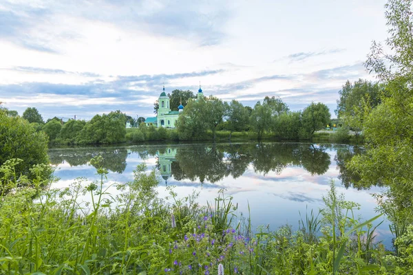 Rosyjski Kościół w zachód słońca i rzeki, Moscow region, Ryazantsy — Zdjęcie stockowe