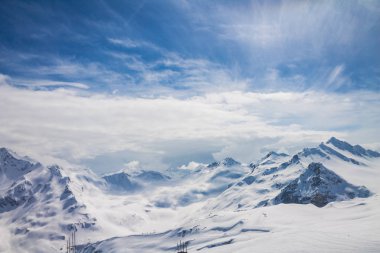 Karlı zirveleri Elbrus, Rusya.