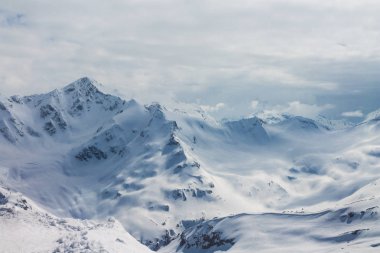 Karlı zirveleri Elbrus, Rusya.