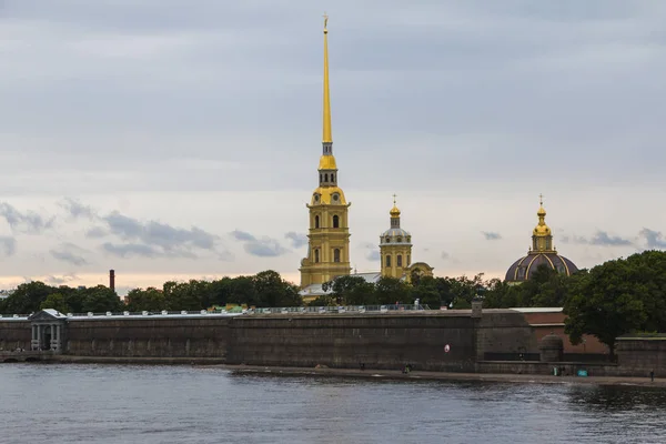 เซนต์ปีเตอร์สเบิร์ก รัสเซีย 14 กรกฎาคม ค.ศ. 2017: มุมมองของปีเตอร์ ป้อมพอล — ภาพถ่ายสต็อก