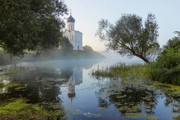 The Church of the Intercession on the Nerl, sunrise and fog. Vladimir region — Stock Photo, Image